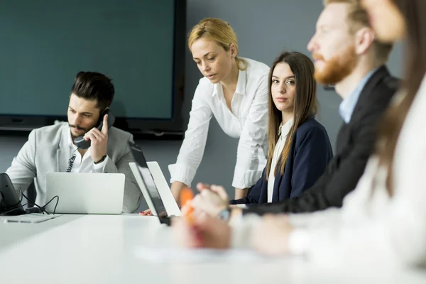 Geschäftsleute im Büro — Stockfoto