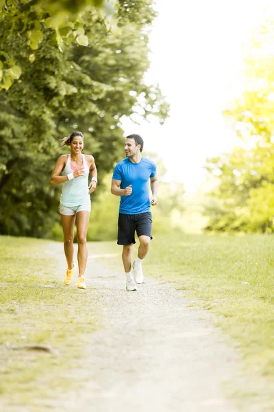 Jovens a correr — Fotografia de Stock