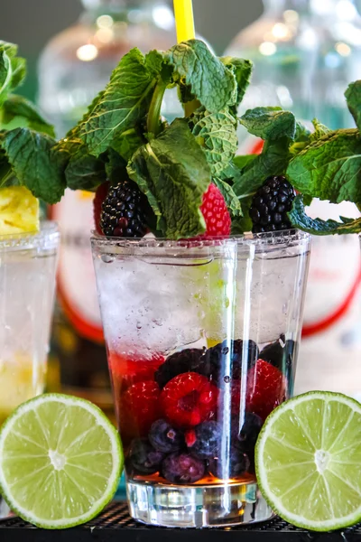 Cócteles de desintoxicación con frutas — Foto de Stock