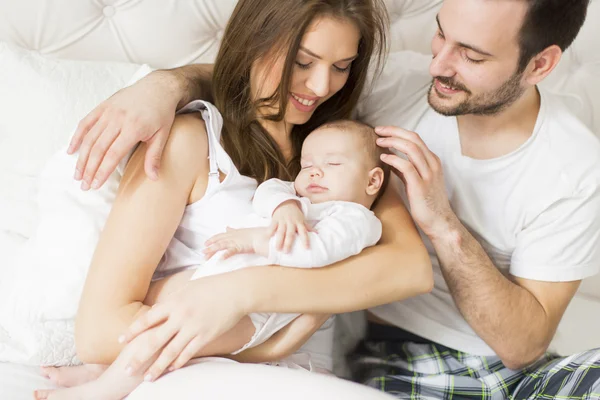 Família feliz com bebê — Fotografia de Stock