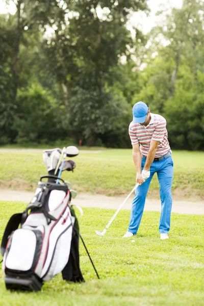 Man playing golf — Stock Photo, Image