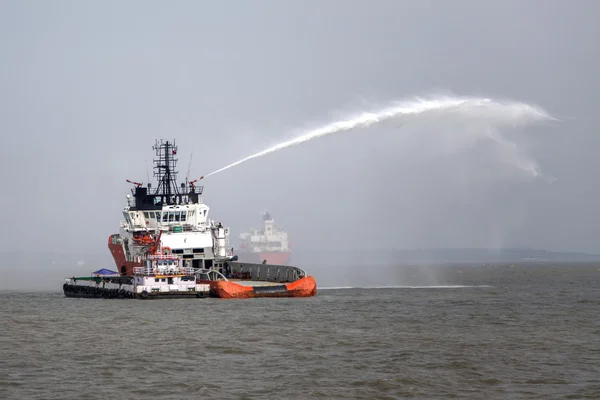 Navio industrial nas águas de Mumbai — Fotografia de Stock