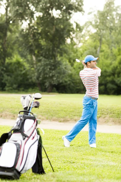 Homme jouant au golf — Photo