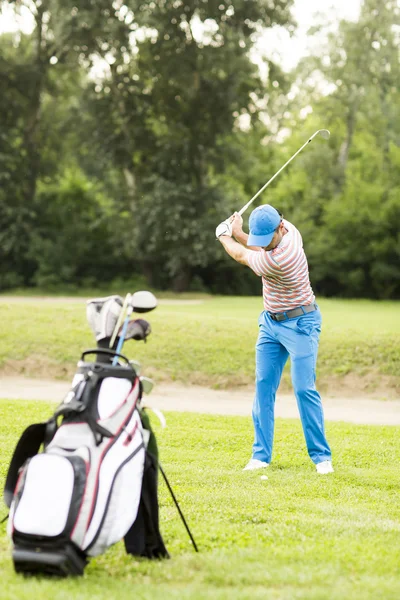 Hombre jugando al golf — Foto de Stock