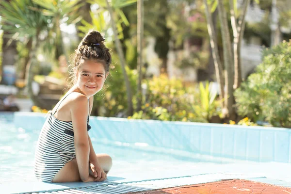 Kleines Mädchen am Pool — Stockfoto