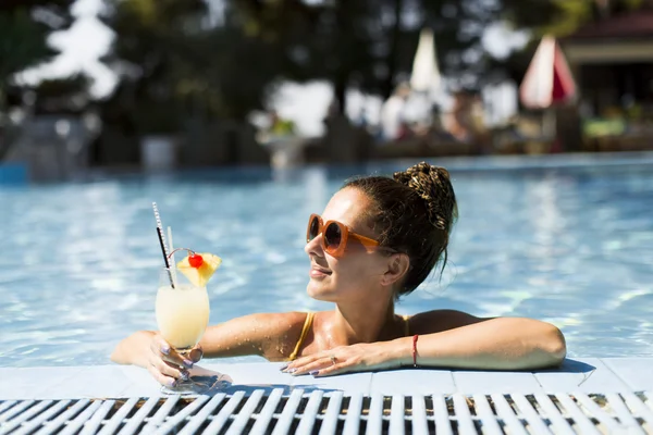 Vrouw bij het zwembad in de zomer — Stockfoto