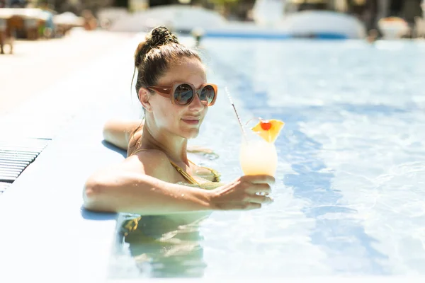 Mulher na piscina no verão — Fotografia de Stock