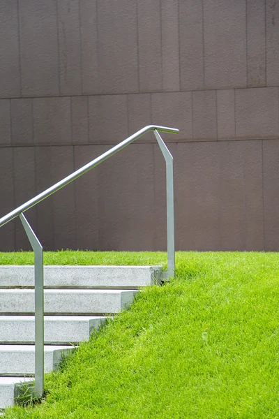 Trappen en groen gras — Stockfoto