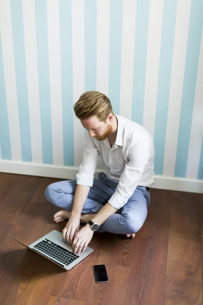 Jovem trabalhando no laptop — Fotografia de Stock