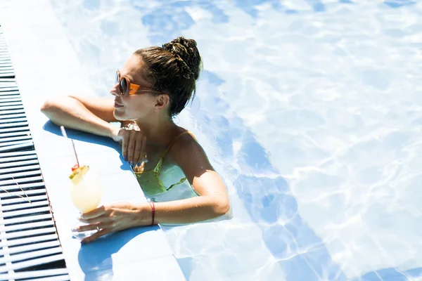 Mulher na piscina no verão — Fotografia de Stock