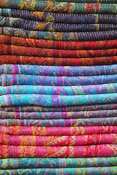 Textil brillante en el mercado —  Fotos de Stock