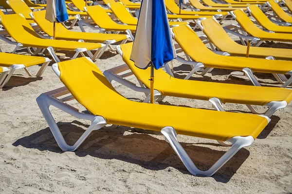 Camas de praia na areia — Fotografia de Stock