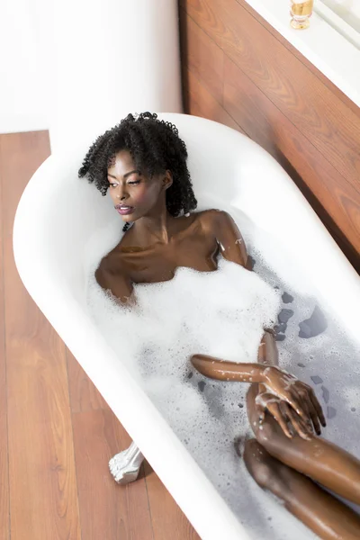 Söt svart kvinna med ett bad — Stockfoto