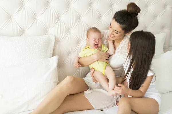 Madre, bambina e bambino — Foto Stock