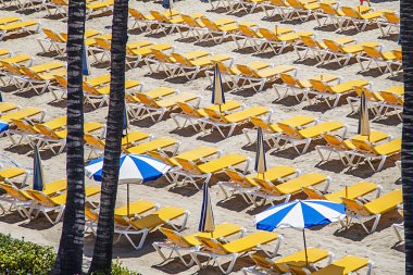Kum üzerinde Beach yataklar