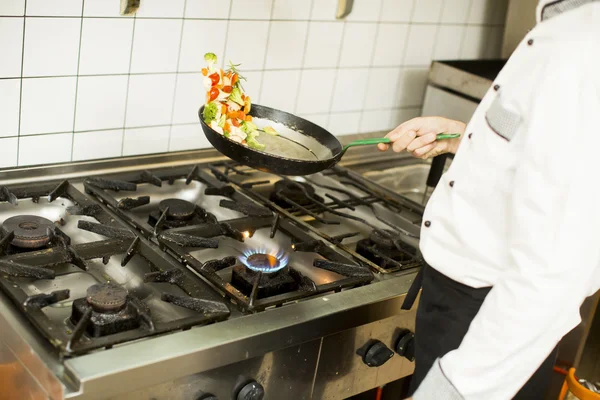 Kochen mit Flamme in Pfanne — Stockfoto