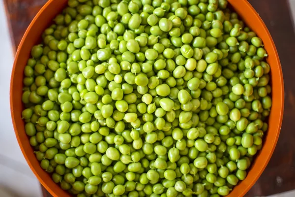 Groene erwten in de pot — Stockfoto