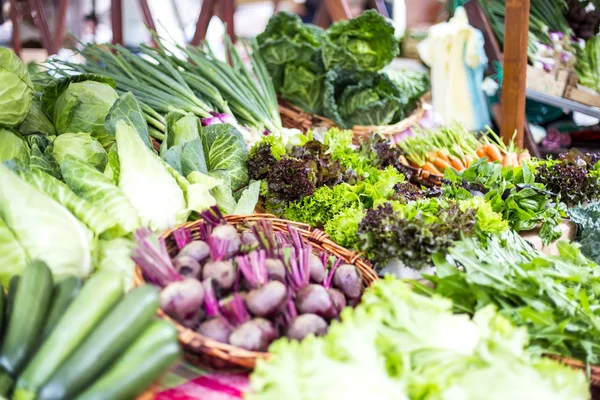 Giovane donna sul mercato — Foto Stock