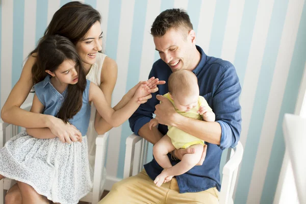 Unga föräldrar med daughers — Stockfoto