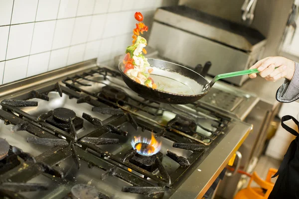 Kochen mit Flamme in Pfanne — Stockfoto