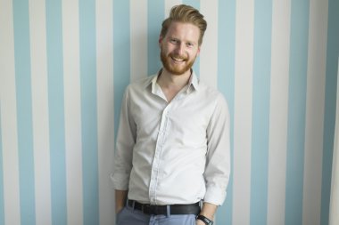 Dişileştirilmiş genç adam