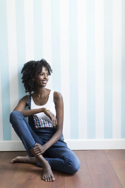 Vrouw die op de vloer zit — Stockfoto