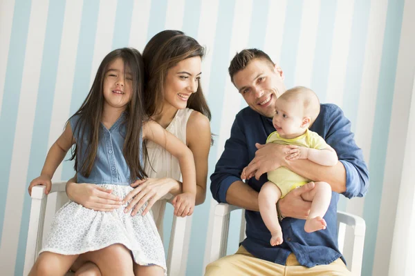 Young parents with daughers — Stock Photo, Image
