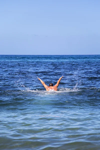 Homem nada no mar — Fotografia de Stock
