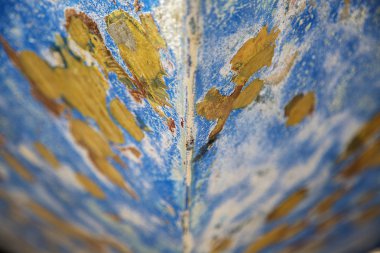 Boya ile ahşap masa