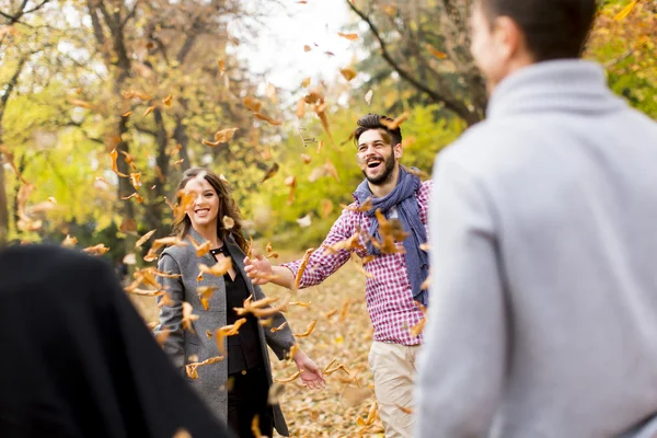 Jóvenes en el parque de otoño — Foto de Stock