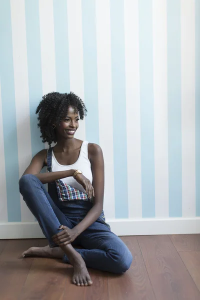 Vrouw die op de vloer zit — Stockfoto