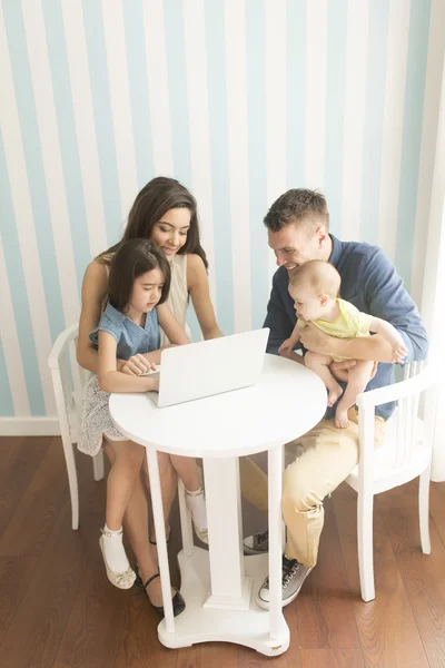 Junge Eltern mit Töchtern — Stockfoto