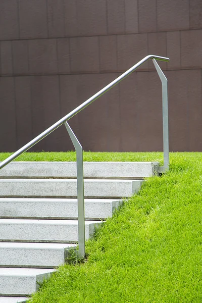 階段と緑の草 — ストック写真