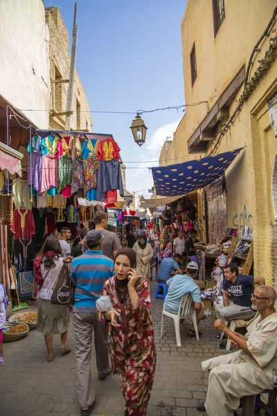 Neznámí lidé na ulici Fes — Stock fotografie