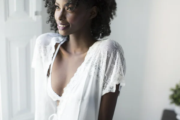 Csinos, fiatal afrikai-amerikai nő — Stock Fotó