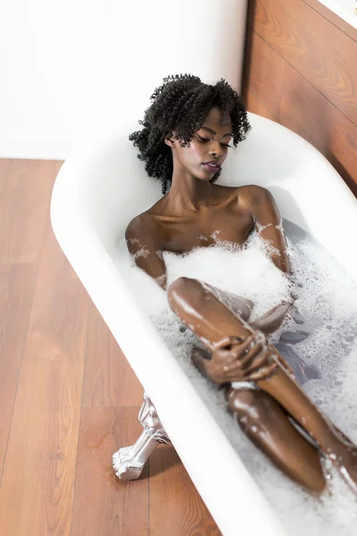 Jolie femme noire ayant un bain — Photo