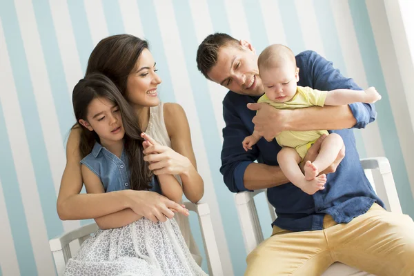 Unga föräldrar med daughers — Stockfoto