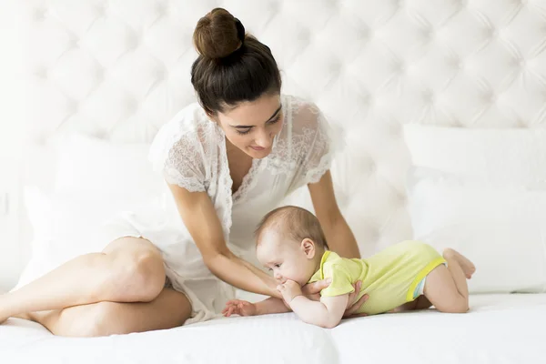 Mãe com bebê bonito — Fotografia de Stock