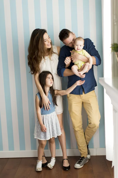 Young parents with daughers — Stock Photo, Image