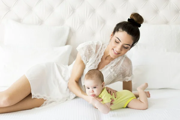 Mãe com bebê bonito — Fotografia de Stock