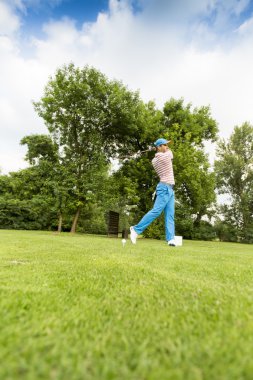 Golf oynayan adam.