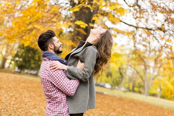 Coppia giovane nel parco autunnale — Foto Stock