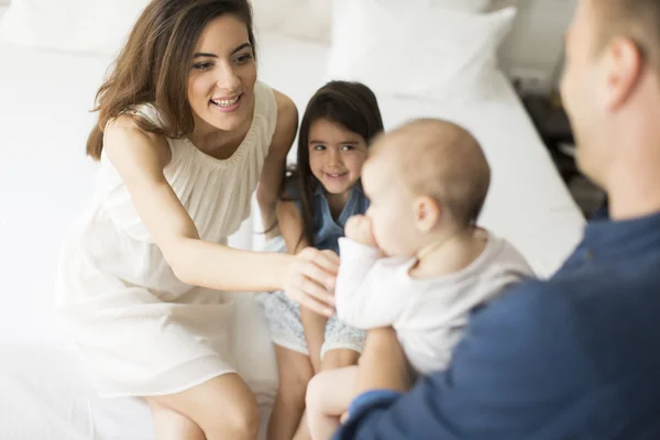 Giovane famiglia in camera — Foto Stock