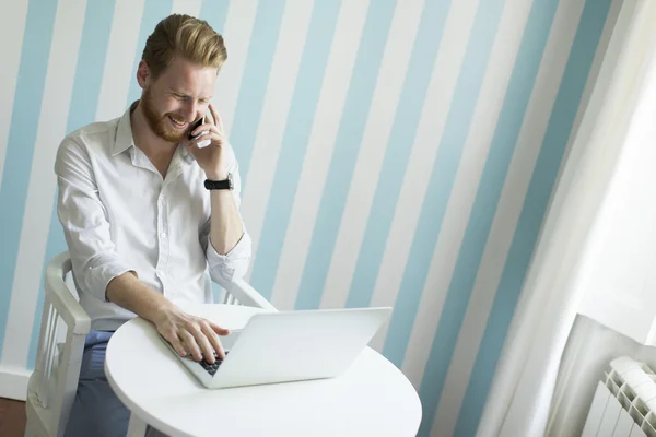 Unga redhair mannen i rummet — Stockfoto