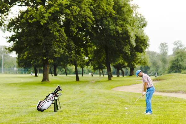 Hombre jugando al golf — Foto de Stock