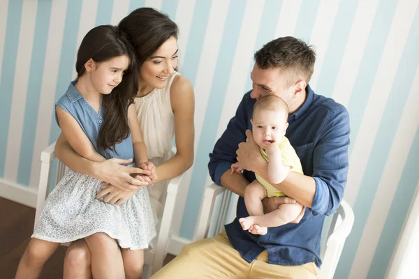 Giovane famiglia in camera — Foto Stock