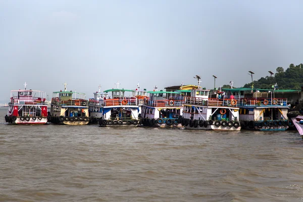 在孟买的渡轮水运 — 图库照片