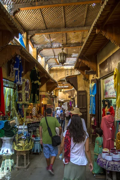 Unidentified people on the street of Fes — Stock Photo, Image