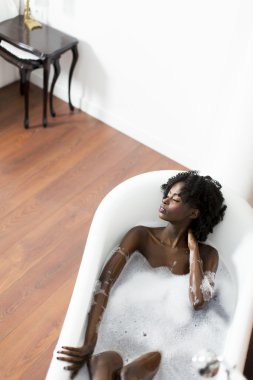 Oldukça siyah kadın banyoda