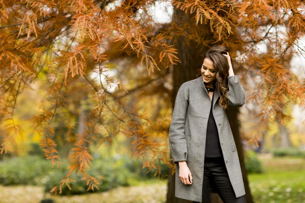 Jonge vrouw in het herfstpark — Stockfoto